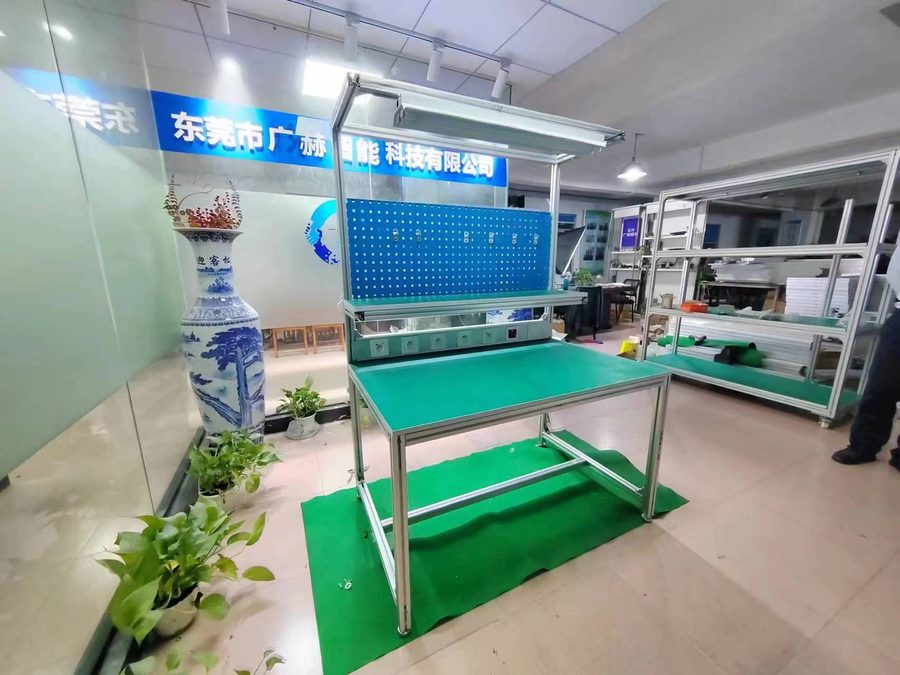 Bench w/ Pegboard & Sockets - Yusilean